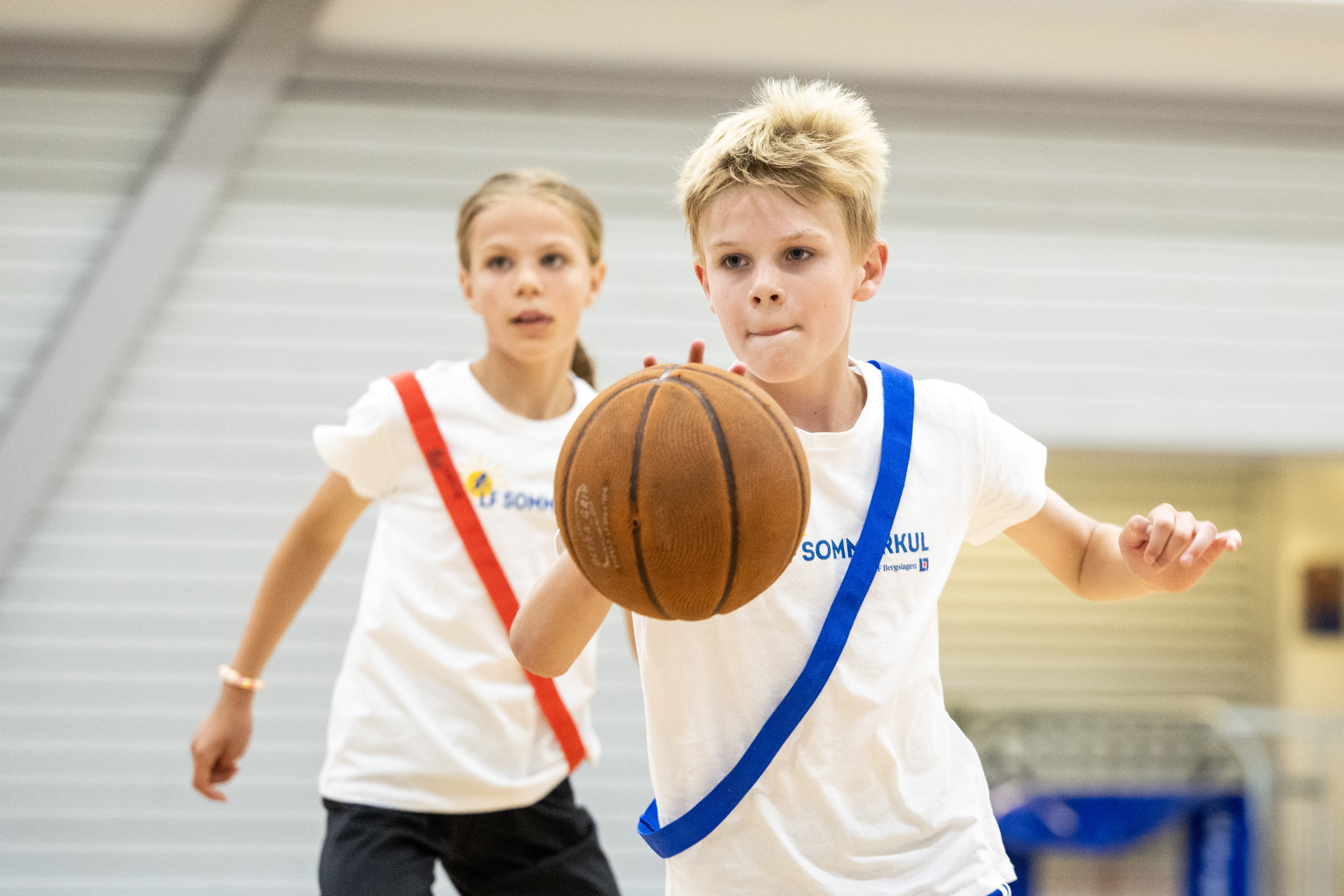 Barn spelar basket